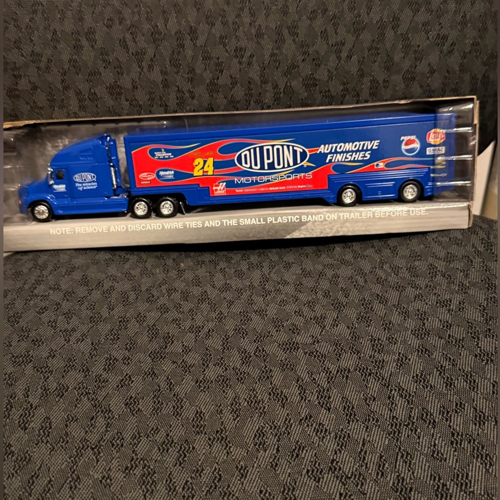 “Jeff Gordon” “NASCAR”Transporter Truck:NWOT-Diecast Cup Series: Vintage-2004